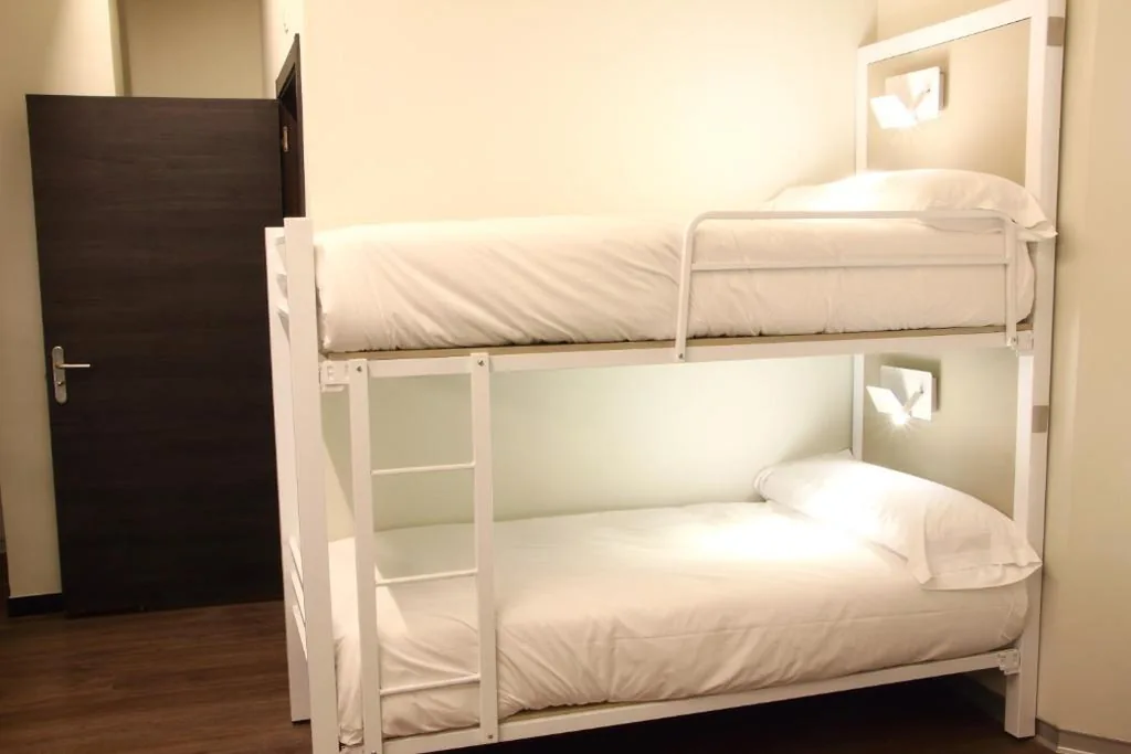 女性専用12人用相部屋の二段ベッド（専用バスルーム） — Poshtel Bilbao - Premium Hostel