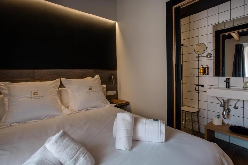 Tweepersoonskamer met eigen badkamer — Pou