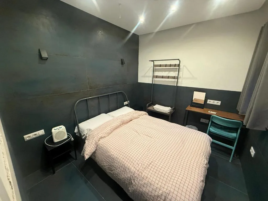 共用バスルーム付きダブルルーム — Practical room: Barcelona-Fira-Airport