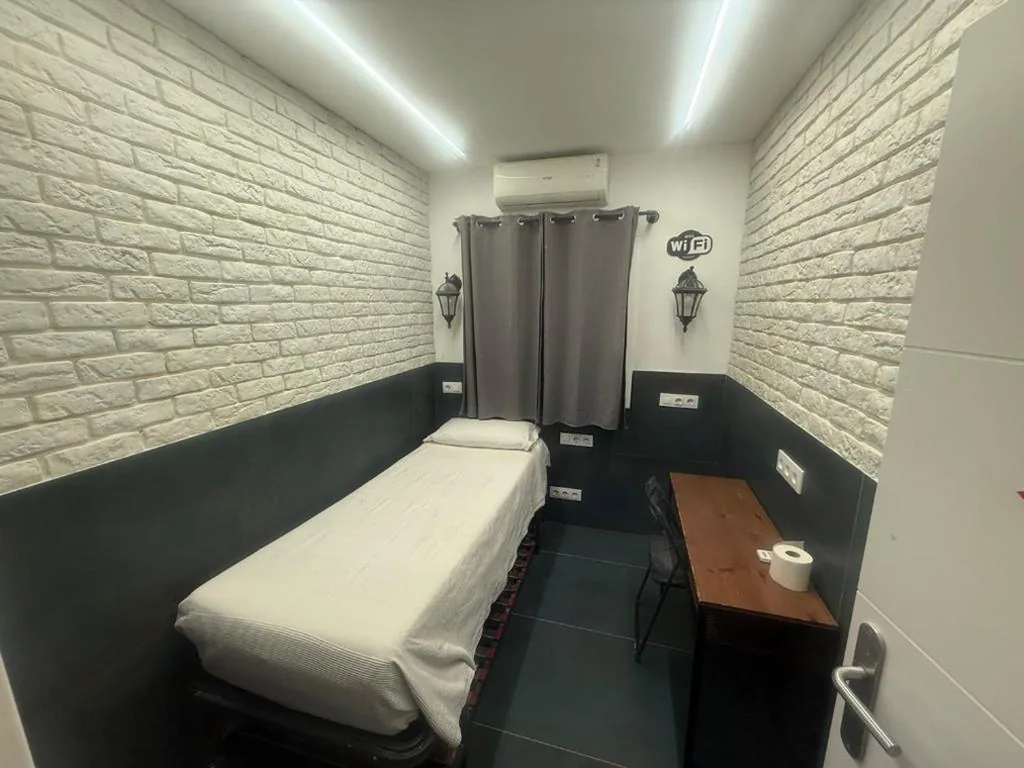 共用バスルーム付きシングルルーム — Practical room: Barcelona-Fira-Airport