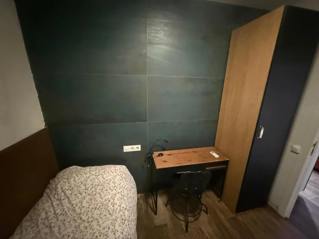 共用バスルーム付きシングルルーム — Practical room: Barcelona-Fira-Airport