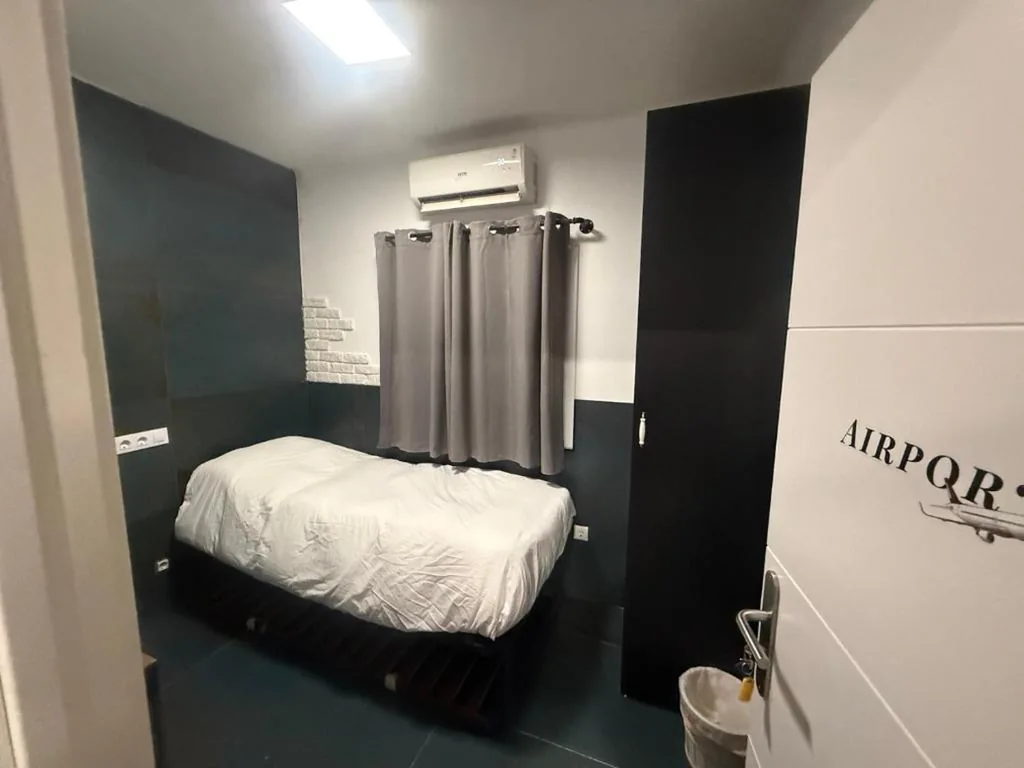 共用バスルーム付きシングルルーム — Practical room: Barcelona-Fira-Airport