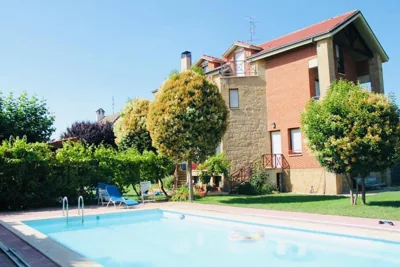Preciosa casa independiente con piscina cubierta y gran jardín privados — foto 4