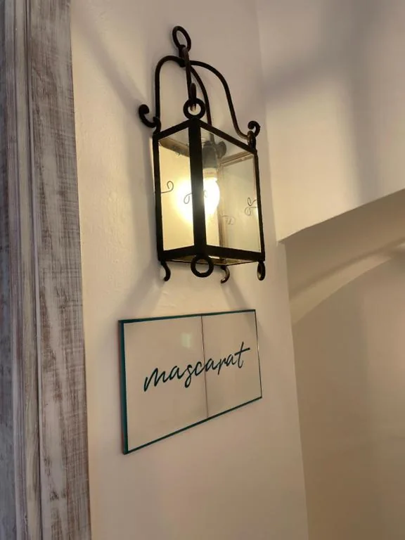 Habitación con cama grande y vistas al mar — Precioso Apartamento Boutique El Amante