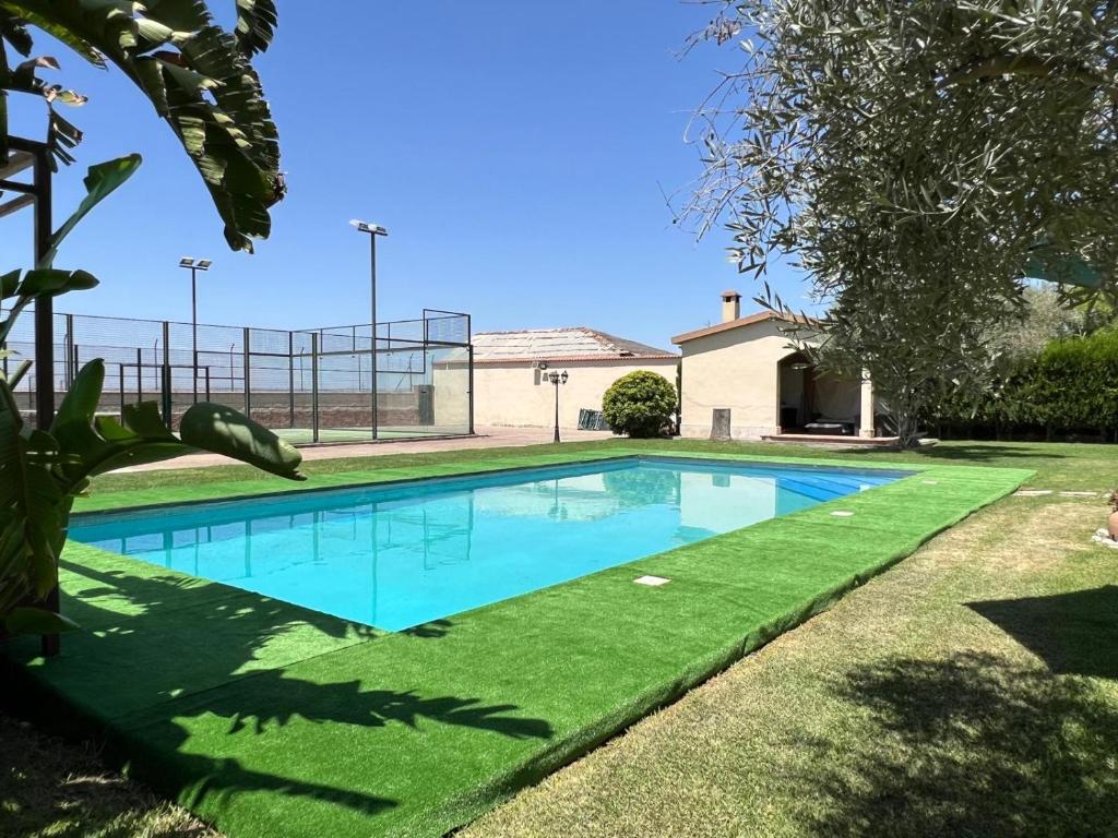 Precioso chalet con piscina y pista de padel