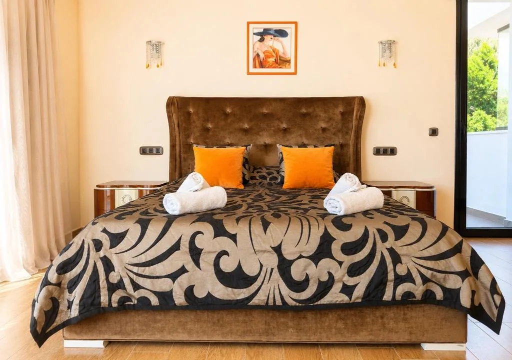 Kamer met groot bed en balkon — Premium Boutique Apartments Javea