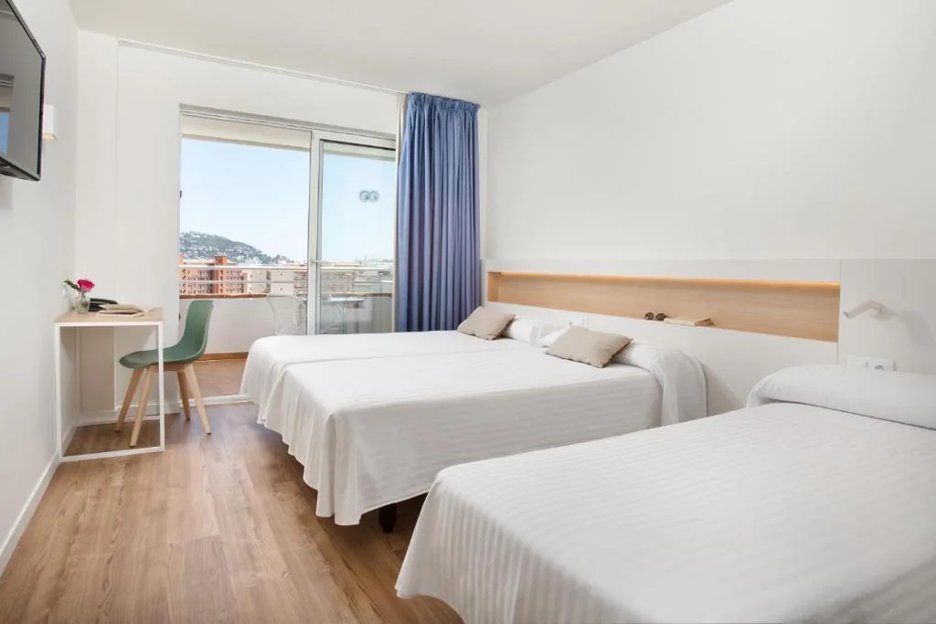 Quarto Duplo (2 adultos + 1 criança) — Prestige Sant Marc