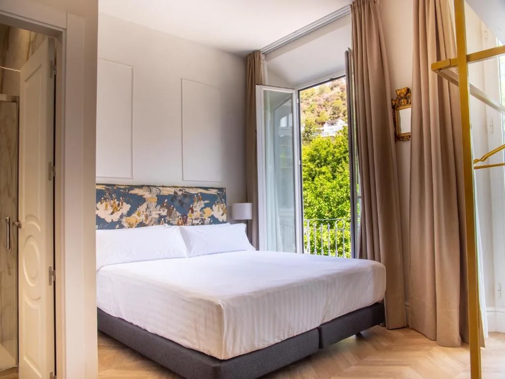 Habitación con cama extragrande y vistas a la montaña — Pries Homes La Casa Azul