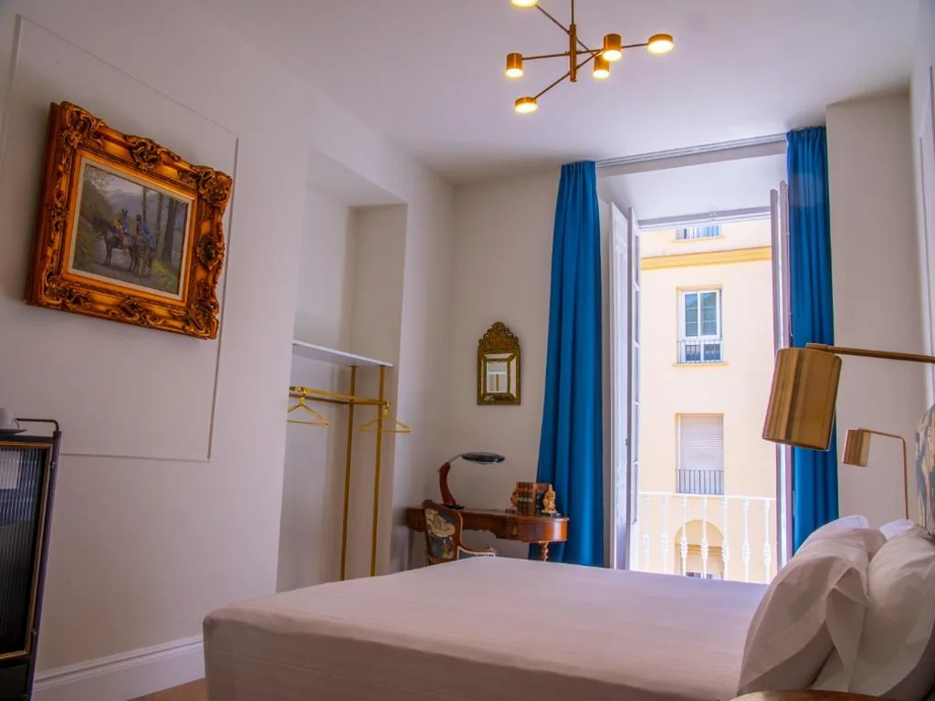 Habitación con cama grande y balcón — Pries Homes La Casa Azul
