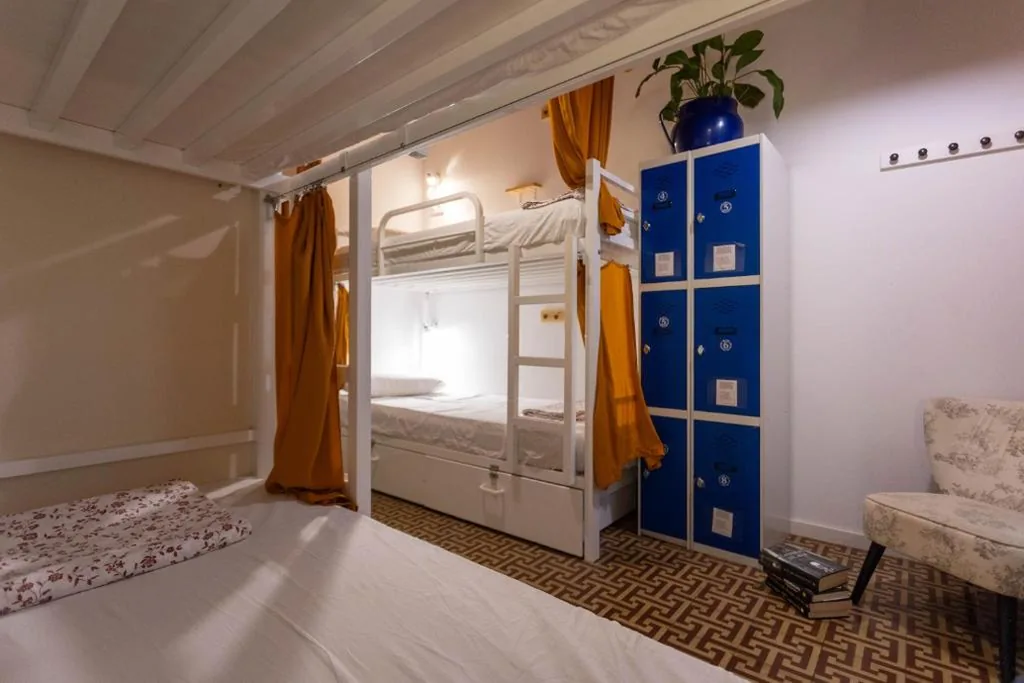 Posto letto in dormitorio misto condiviso con 4 letti — Primavera Hostel