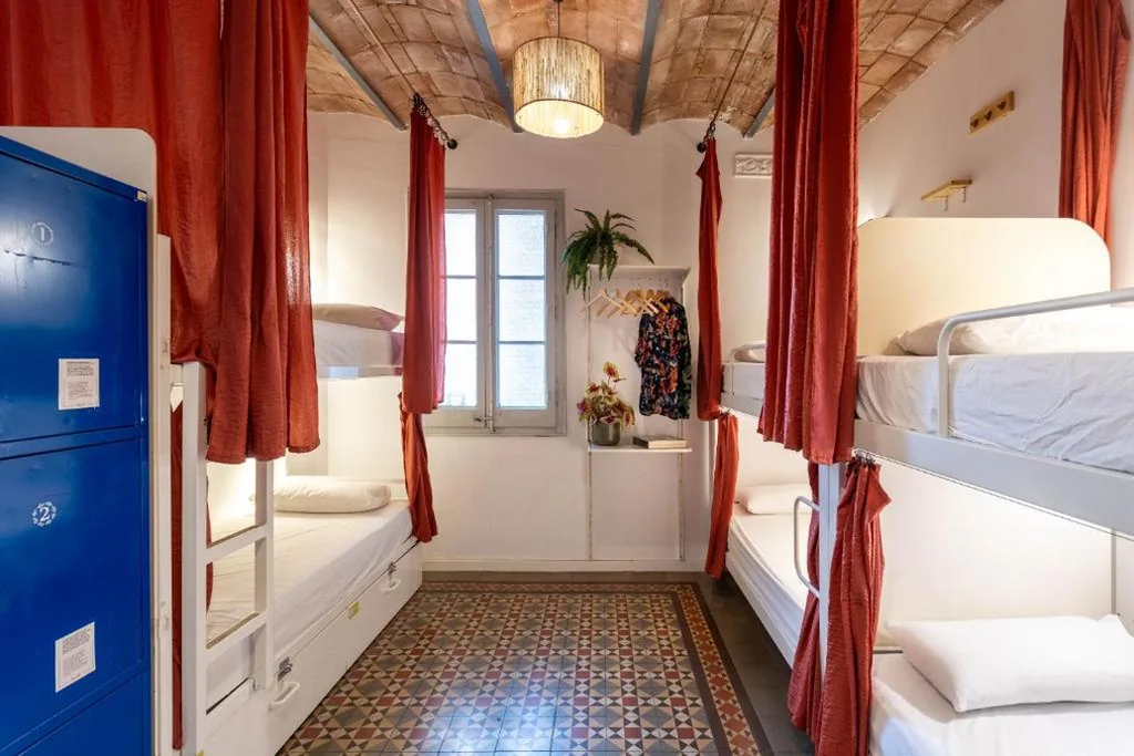Posto letto in dormitorio misto condiviso con 6 letti — Primavera Hostel