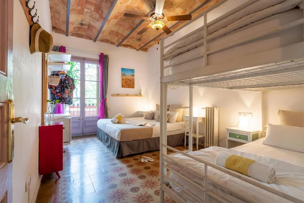 Camera quadrupla con bagno in comune — Primavera Hostel