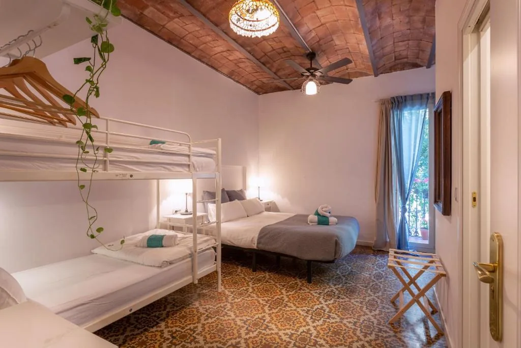 Camera quadrupla con bagno privato — Primavera Hostel
