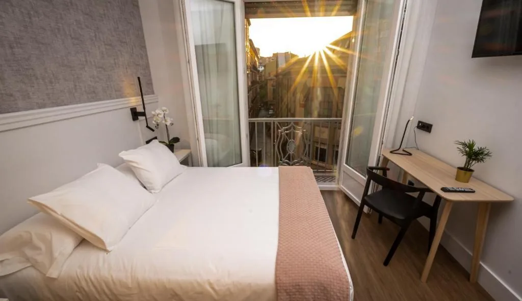 带阳台双人间 — Príncipe de Vergara Rooms