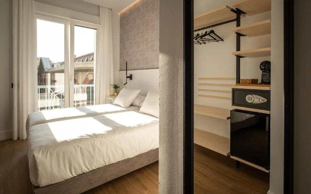 带阳台双人间 — Príncipe de Vergara Rooms