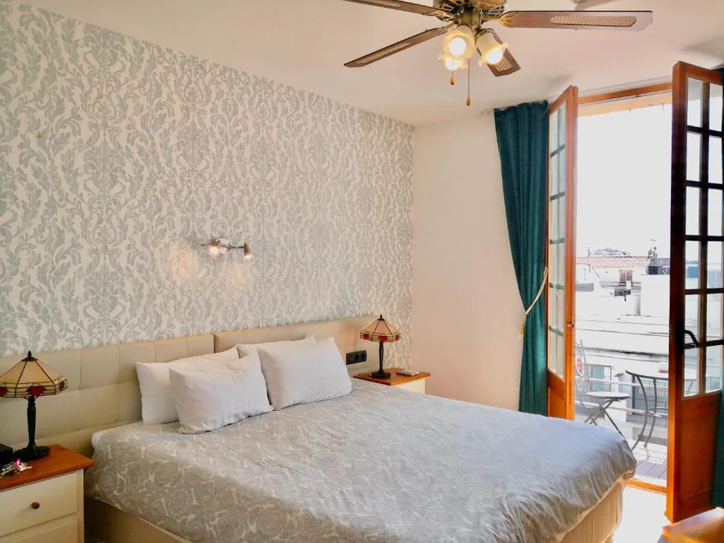 Habitación Doble con balcón y vistas al jardín - 1 o 2 camas — Privat Hotel Liberty Sitges