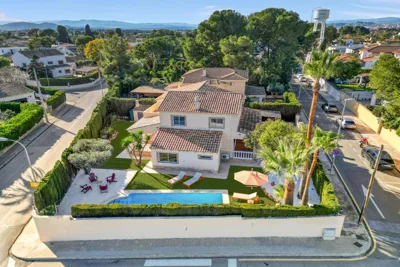 Private Garden Villa near Valencia with Cinema and Gym — photo 2