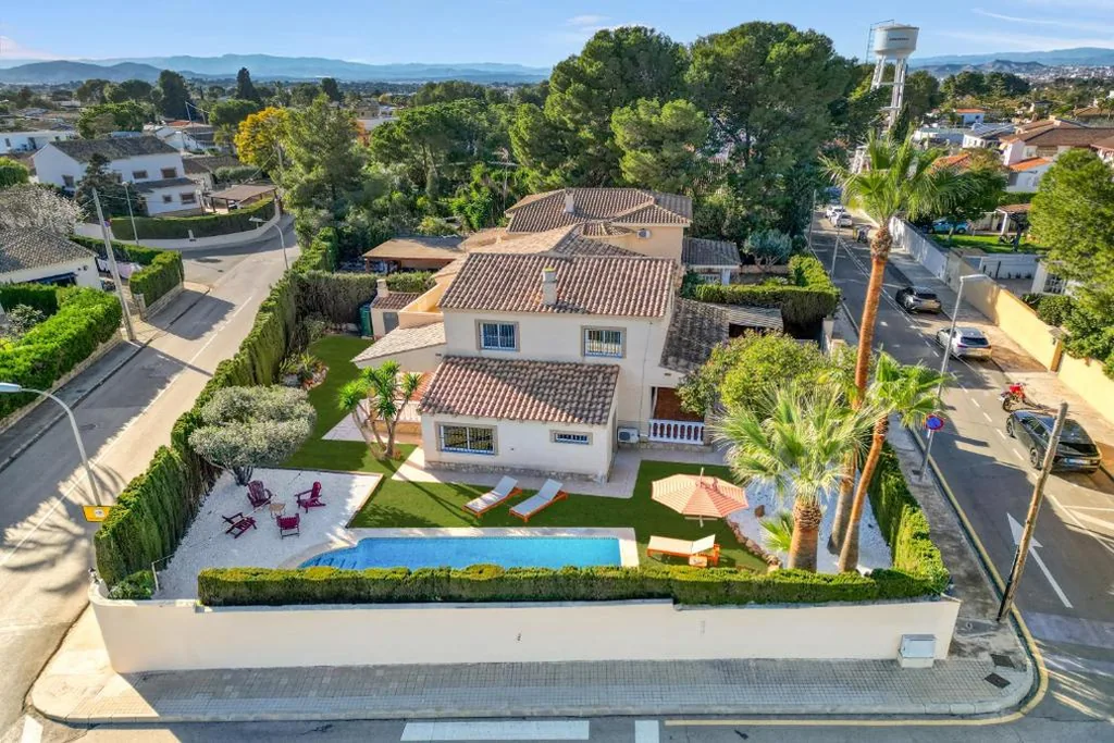 Private Garden Villa near Valencia with Cinema and Gym