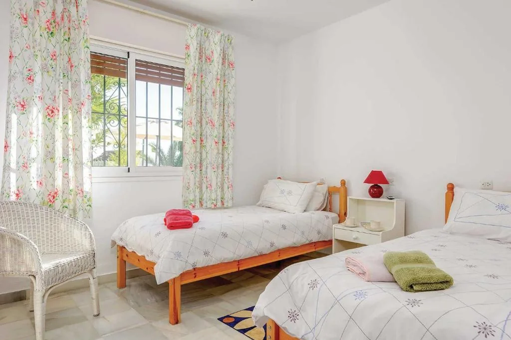 Private Heated Pool, Jacuzzi & 1225m2 garden in Villa Cipreses