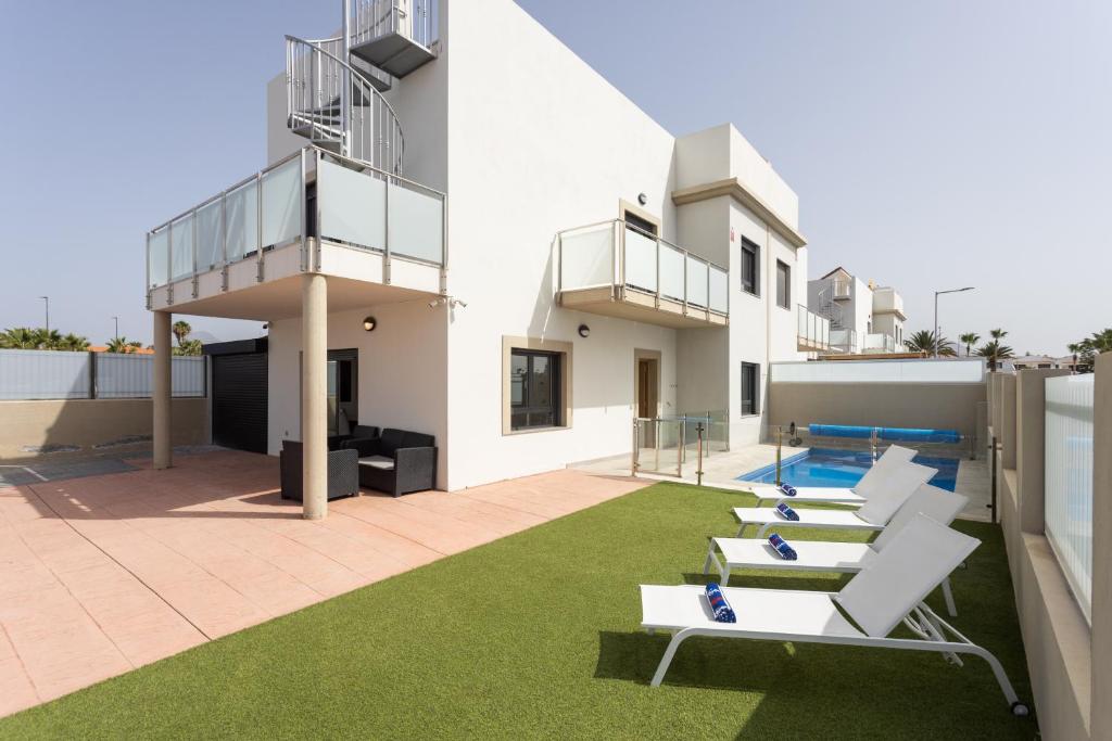 Private Luxury Villa with Pool near Golf Course & Marina