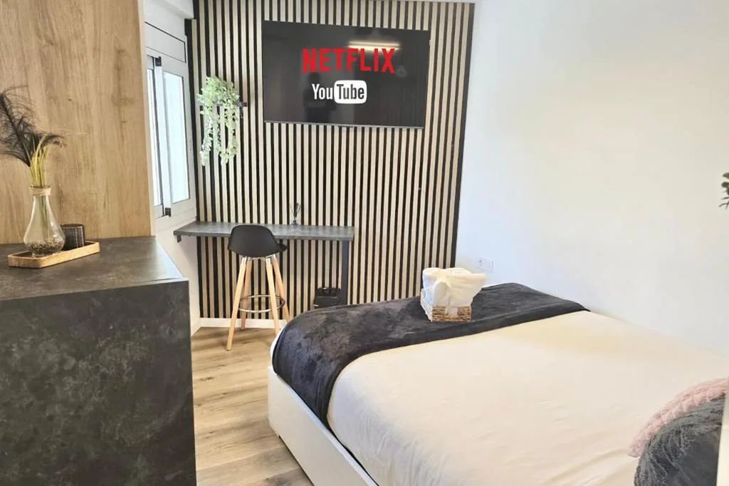 Doppelzimmer mit Gemeinschaftsbad — Private Rooms Easy Access to Airport & City Center
