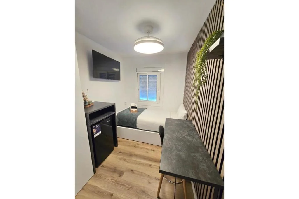 Einzelzimmer mit Gemeinschaftsbad — Private Rooms Easy Access to Airport & City Center