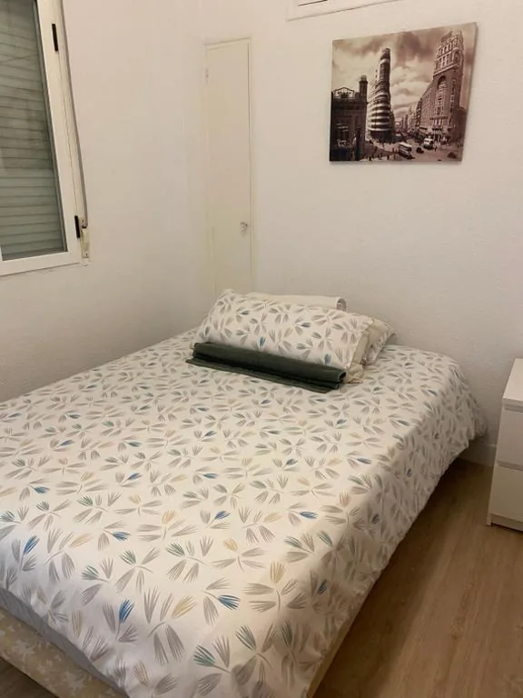 Habitación Doble con baño compartido — Private Rooms Madrid El Retiro