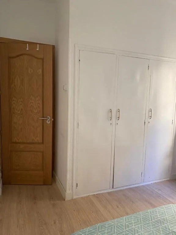 Habitación Doble con baño compartido — Private Rooms Madrid El Retiro