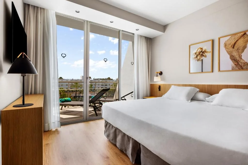 Suite con balcón — Protur Sa Coma Playa Hotel & Spa