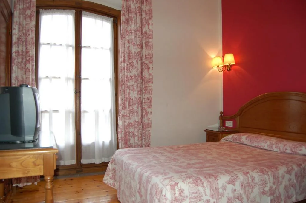 Basic Single Room — Puente Romano