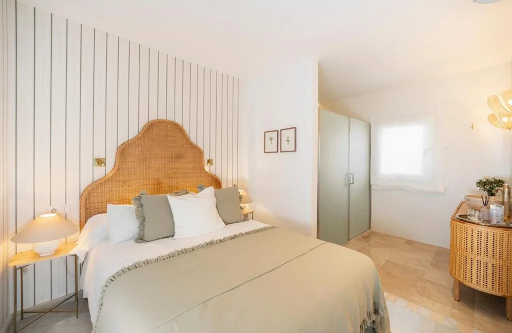 Habitación Doble con baño privado — PUERTA de la AXARQUIA HOTEL BOUTIQUE