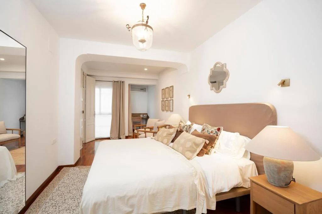 Habitación Triple con baño privado — PUERTA de la AXARQUIA HOTEL BOUTIQUE