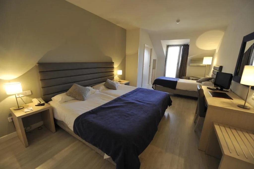 Habitación Triple (2 adultos + 1 niño) — Puerta de Segovia
