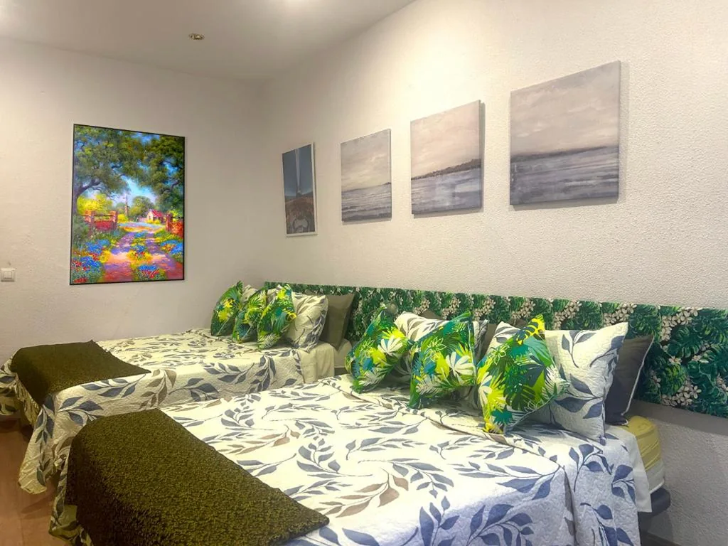 共用バスルーム利用のファミリールーム — PUERTA DEL SOL Carretas APARTAMENTS & Rooms