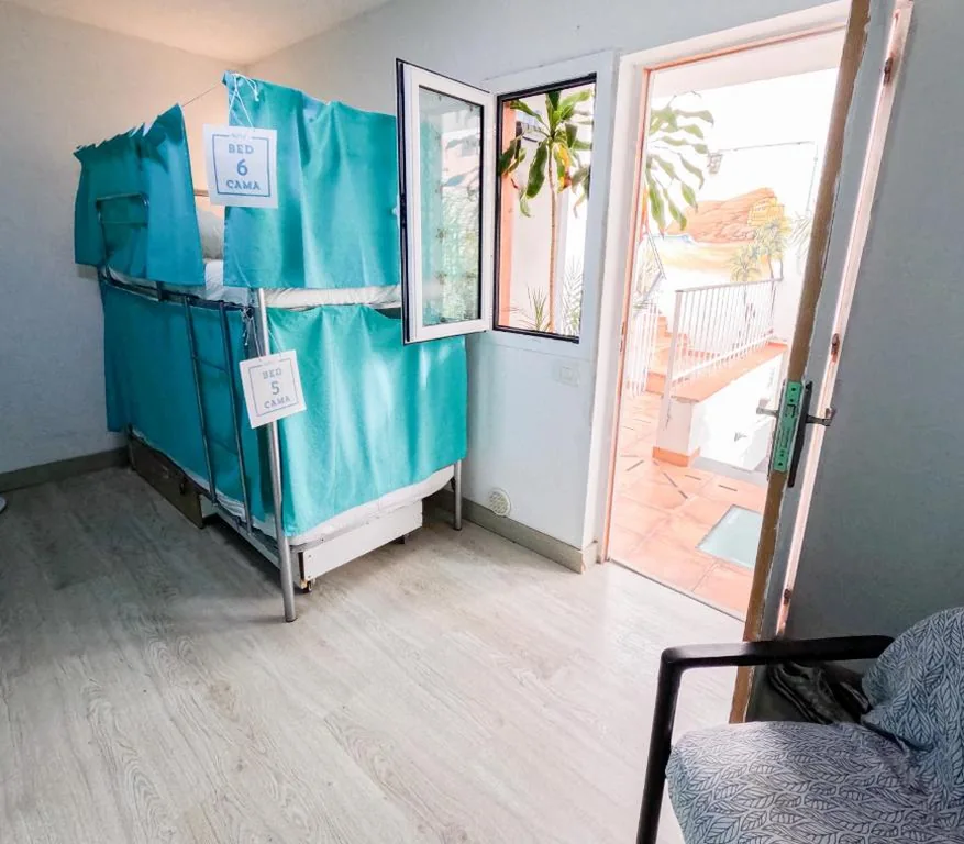 女性専用ドミトリーの二段ベッド — Puerto Nest Hostel