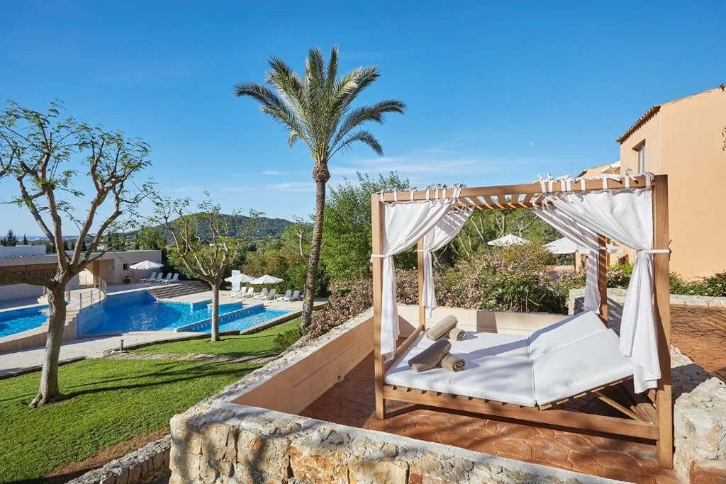Suite con letto balinese — Pula Suites Boutique Resort
