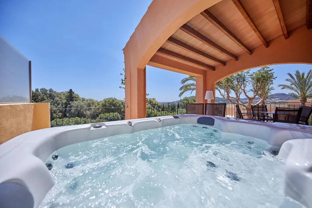 Suite Deluxe con vasca idromassaggio — Pula Suites Boutique Resort