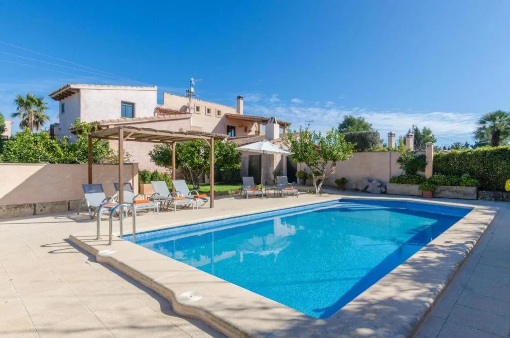 Villa con piscina privada — Pula Viñas