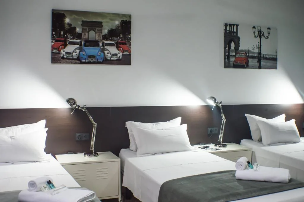 Camera tripla con bagno in comune — Quart Youth Hostel & Apartments