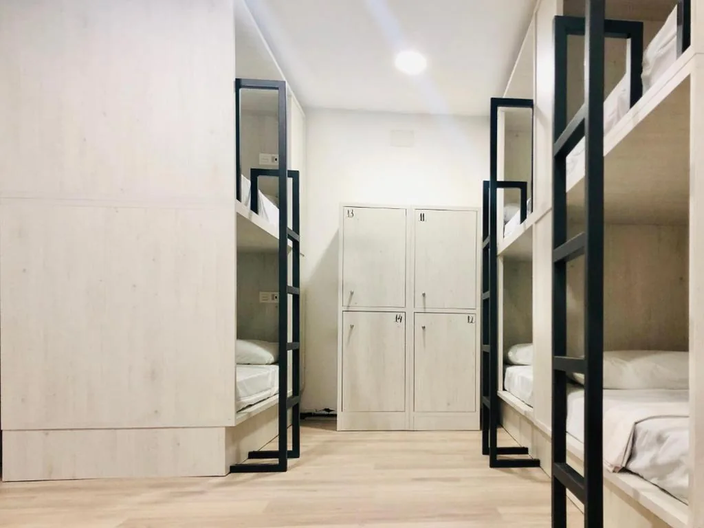 Cama en habitación compartida mixta con baño privado - 18 camas — Quartier Leon Hostel Jabalquinto