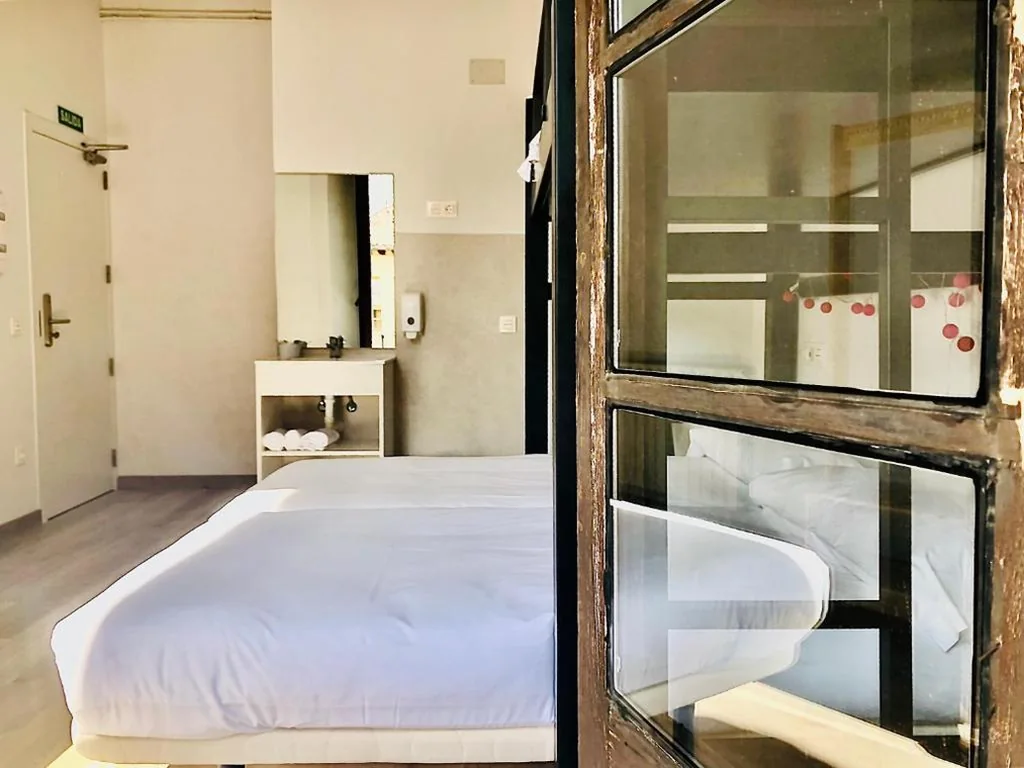 Habitación Triple con baño privado — Quartier Leon Hostel Jabalquinto