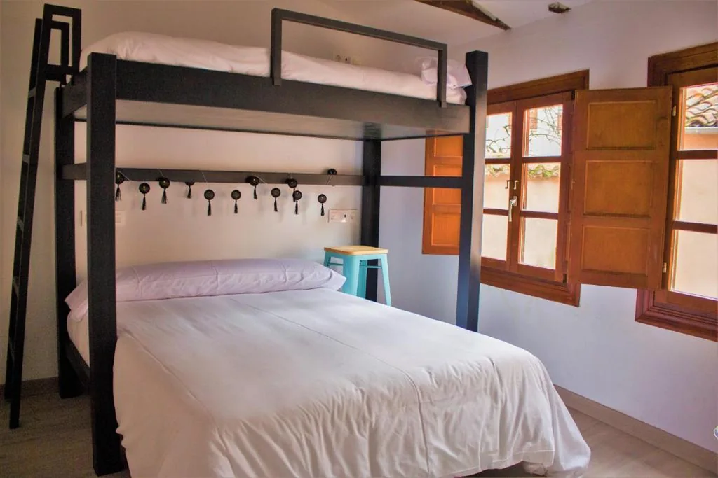 Habitación Triple con baño — Quartier Leon Hostel Jabalquinto