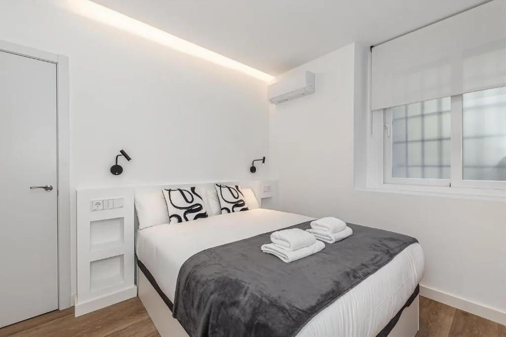 Habitación Doble con baño privado — Queen's Plaza España Boutique - Alojamiento Corta Estancia