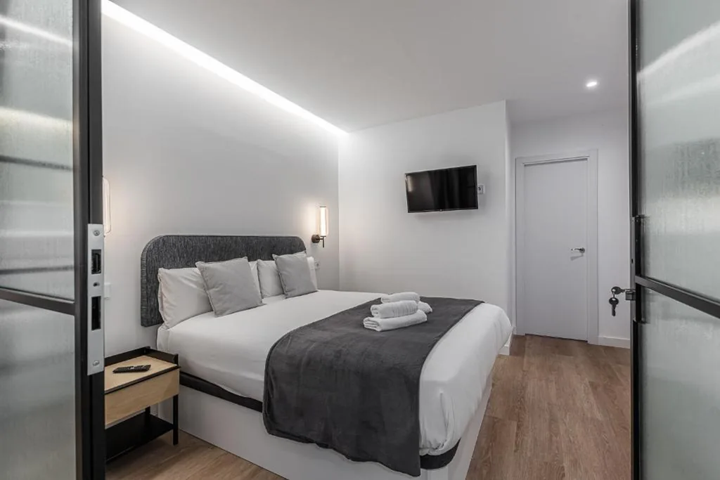 Habitación Doble con baño privado — Queen's Plaza España Boutique - Alojamiento Corta Estancia