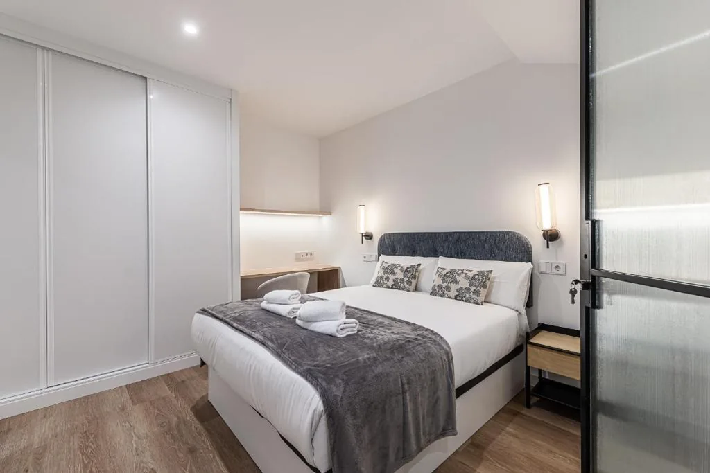 Habitación Doble con baño privado — Queen's Plaza España Boutique - Alojamiento Corta Estancia