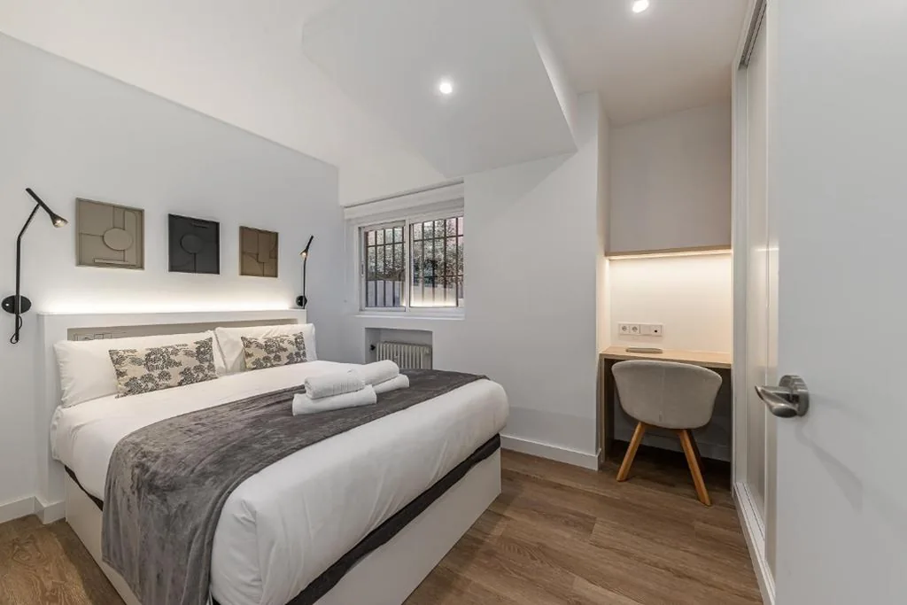 Habitación Doble con baño privado — Queen's Plaza España Boutique - Alojamiento Corta Estancia