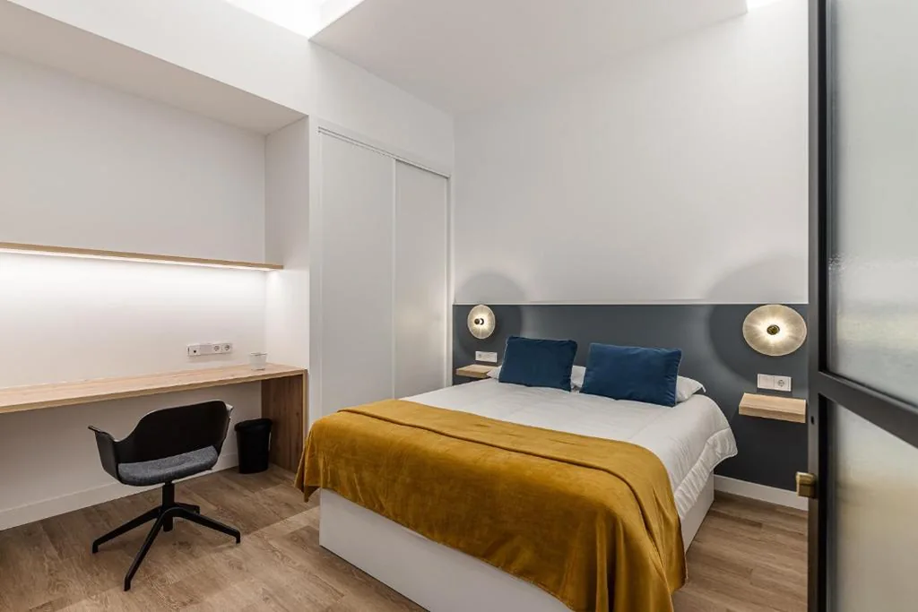 Doppelzimmer mit eigenem Bad — Queens Olavide I Alquiler Corta Estancia