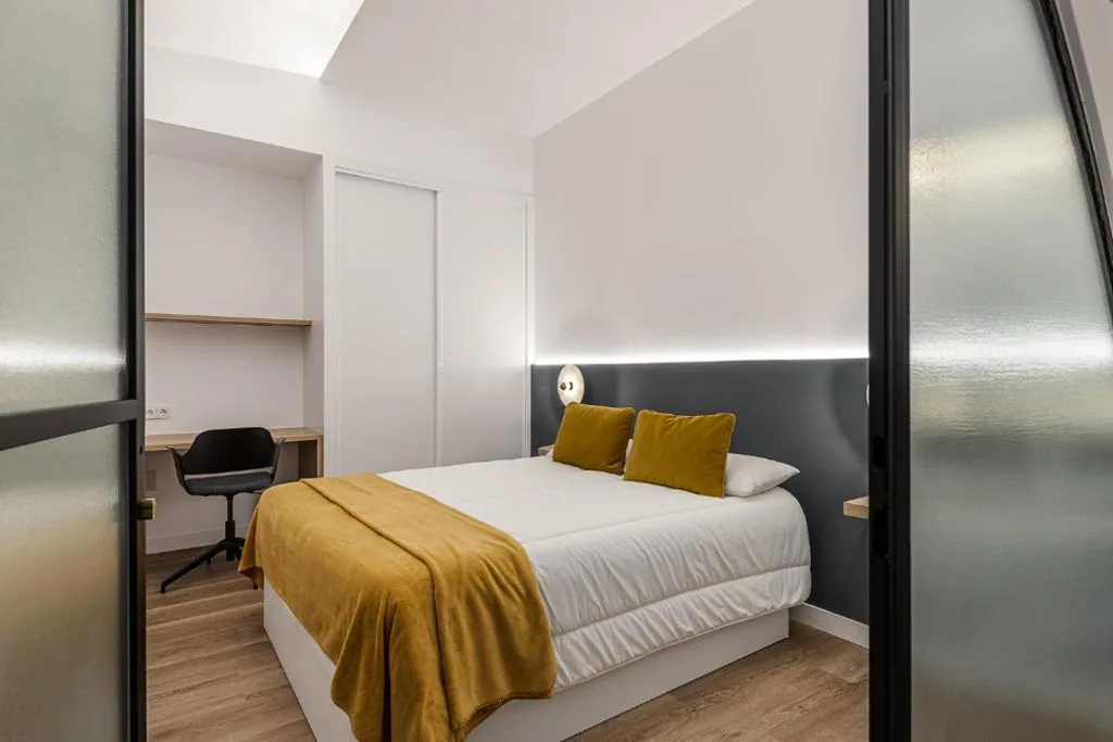 Doppelzimmer mit eigenem Bad — Queens Olavide I Alquiler Corta Estancia