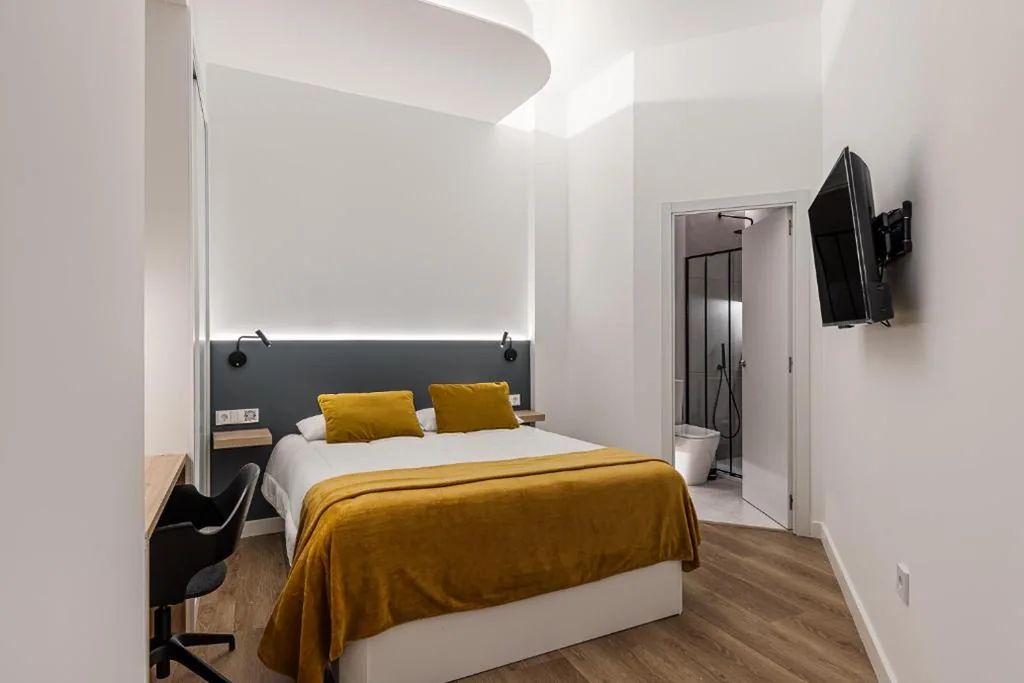 Doppelzimmer mit eigenem Bad — Queens Olavide I Alquiler Corta Estancia