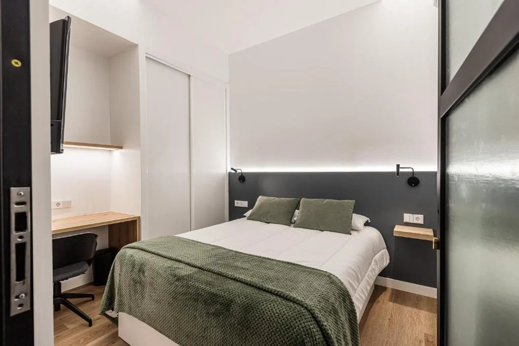 Doppelzimmer mit eigenem Bad — Queens Olavide I Alquiler Corta Estancia